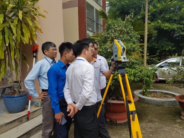 Chương trình đào tạo hướng dẫn sử dụng Máy toàn đạc điện tử